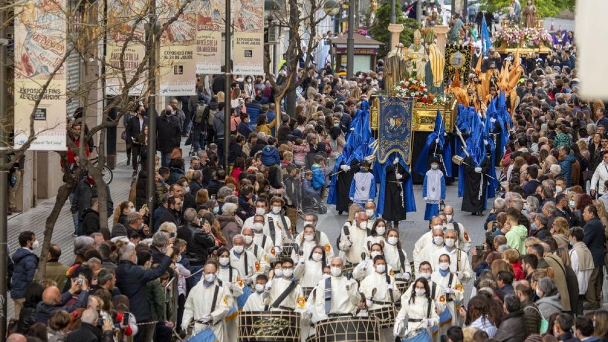 Un miler de participants entre les vuit confraries, penitents i bandes