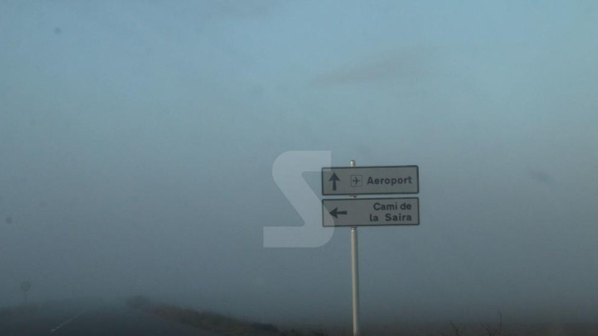 Boira en l'accés a l'aeroport d'Alguaire aquest dimecres a primera hora del matí.