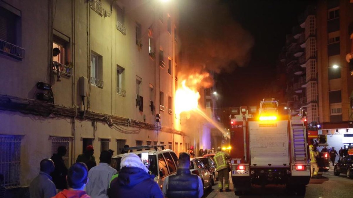 Desallotjats per un espectacular incendi al carrer Cronista Muntaner de Cappont