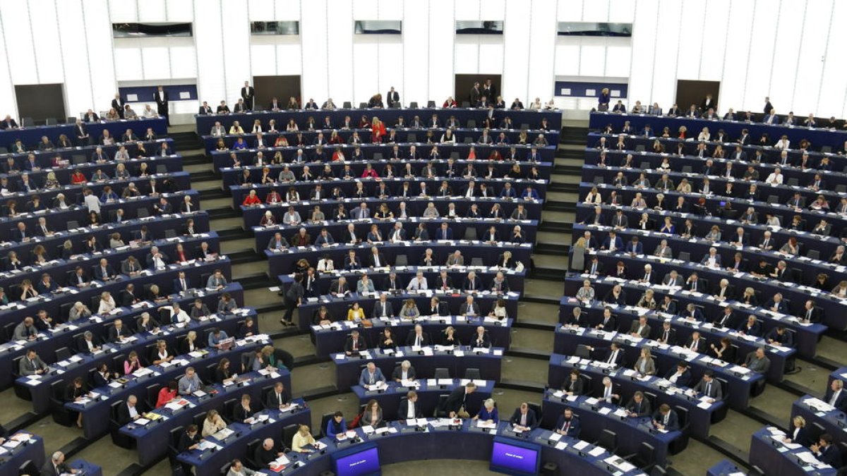 Vista general del hemiciclo antes de una sesión plenaria en el Parlamento Europeo en Bruselas.