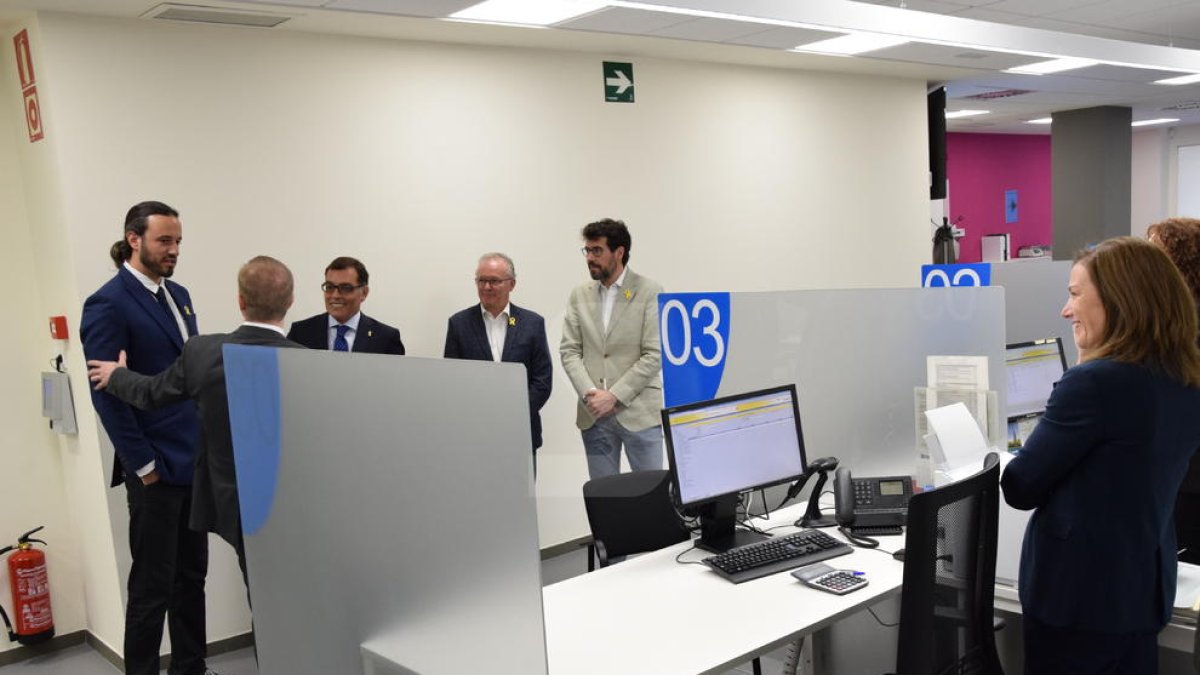 El secretario de Hacienda de la Generalitat y presidente del ATC, Albert Castellanos, acompañado del director de la agencia catalana, Eduard Vilà, y el alcalde de este municipio, Albert Batalla, han visitado la Oficina Territorial en la Seu d'Urgell.