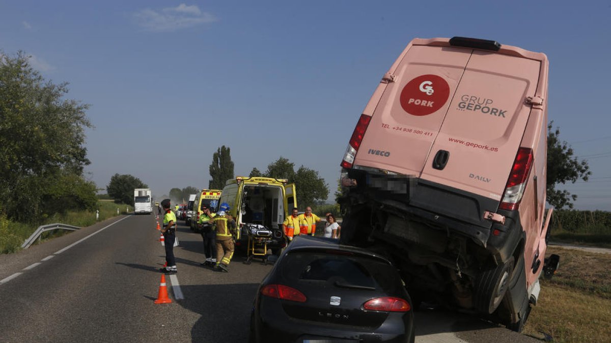 Imagen del tráiler y la furgoneta de mantenimiento de carreteras del accidente de Bell-lloc.