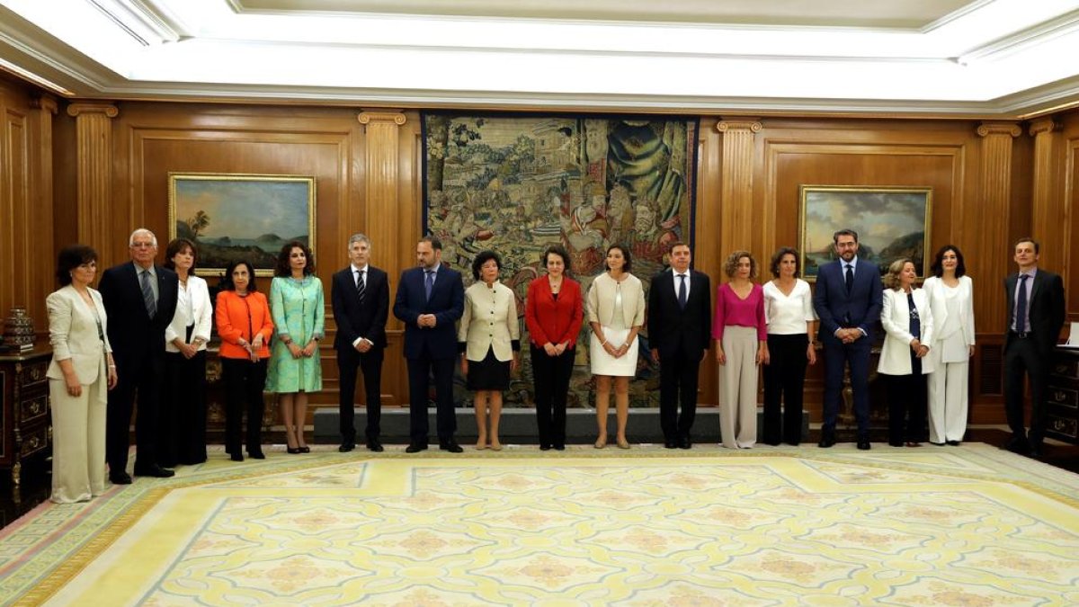 Els 17 ministres del Govern de Sánchez prometen els seus càrrecs davant de Felip VI