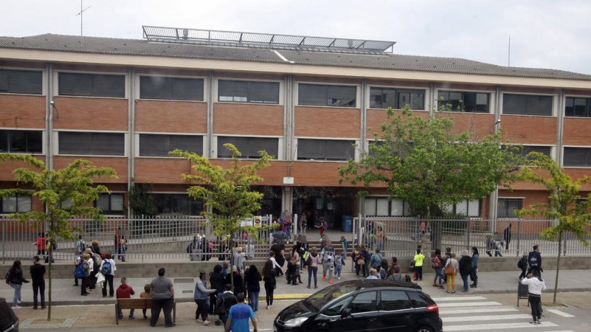 Pares i alumnes ahir a l’hora de la sortida de classe al col·legi Frederic Godàs de Cappont, a Lleida.