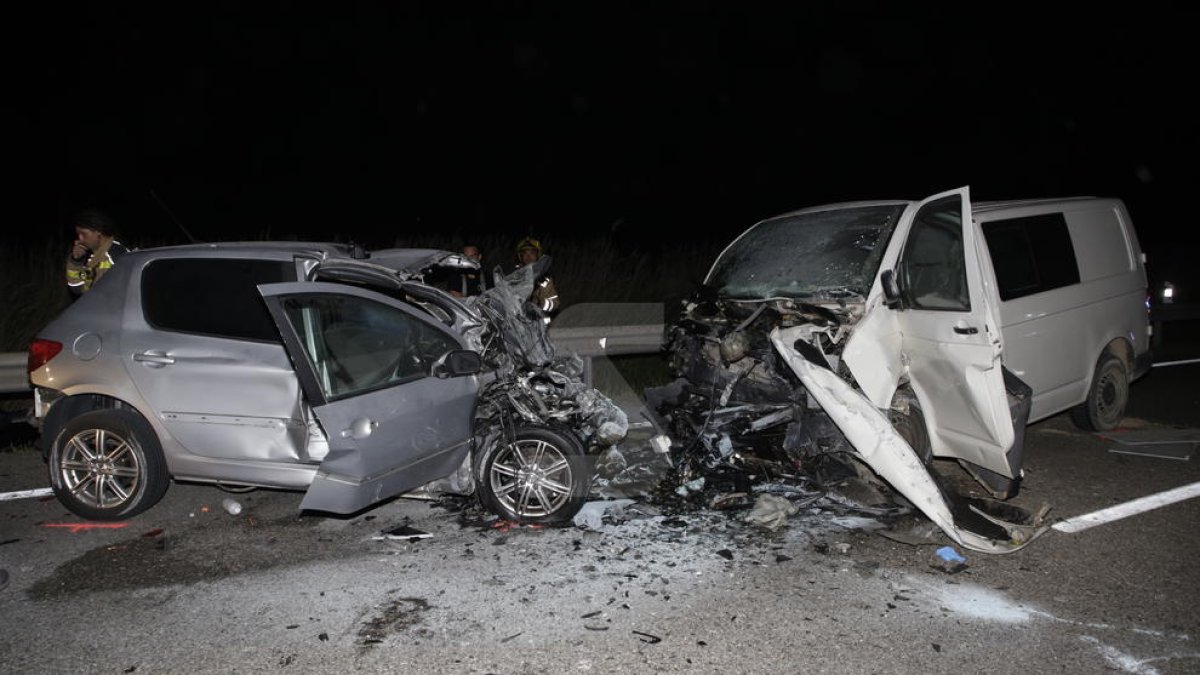 Estado en el cual quedaron los dos vehículos implicados en el choque, en las afueras de Lleida