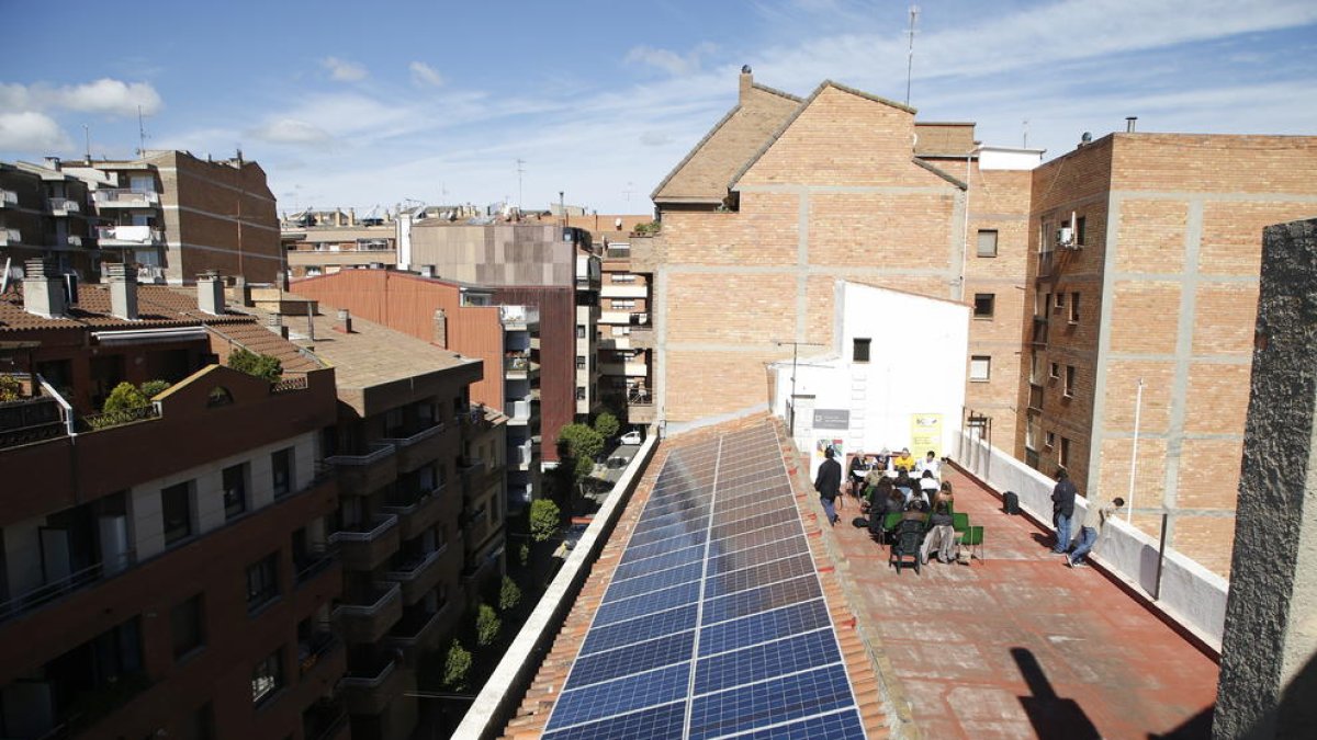 Vista de las cerca de 50 placas solares instaladas en el tejado de las Llars del Seminari, en la calle Maragall de Lleida. 