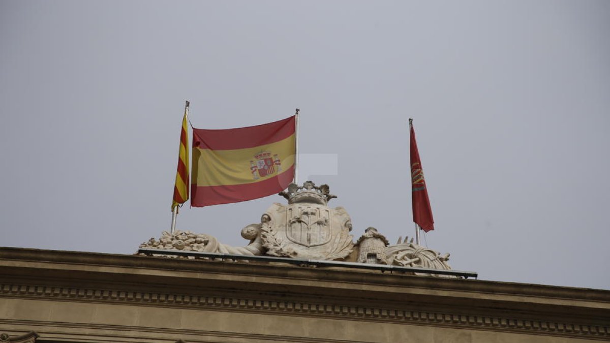 La bandera espanyola subjectada per l'asta de la senyera