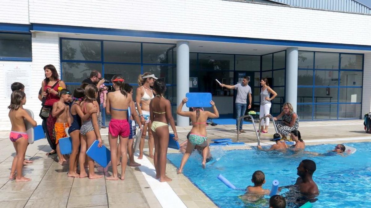 Imagen de los pequeños que participaban ayer en la ‘estada’ Esportmania, en las piscinas de Pardinyes. 