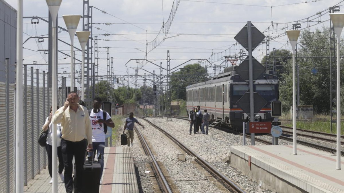 Los pasajeros caminando hacia la estación de Puigverd de Lleida después de que el tren se detuviera.