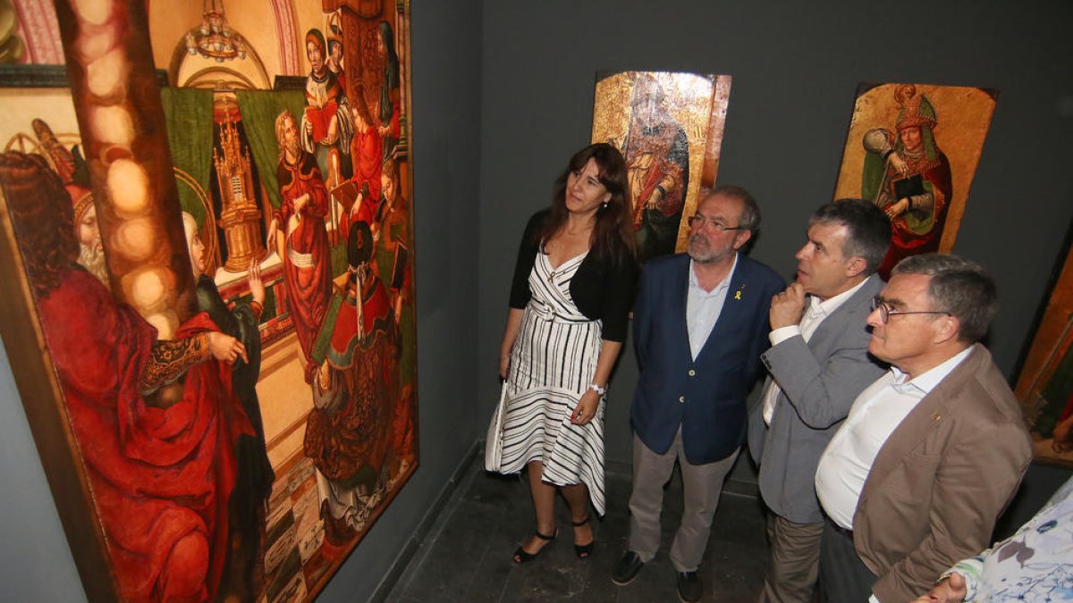 La consellera Borràs i la resta de patrons del Museu van estrenar el ‘nou’ espai dedicat a Sixena, amb la taula cedida pel MNAC.