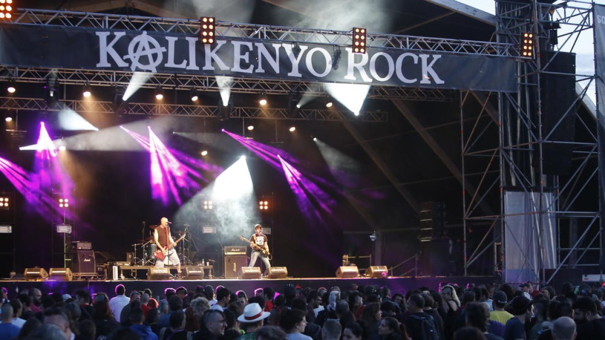 El punk dels madrilenys Andanada 7 va escalfar el Kalikenyo Rock ahir a primera hora de la nit.