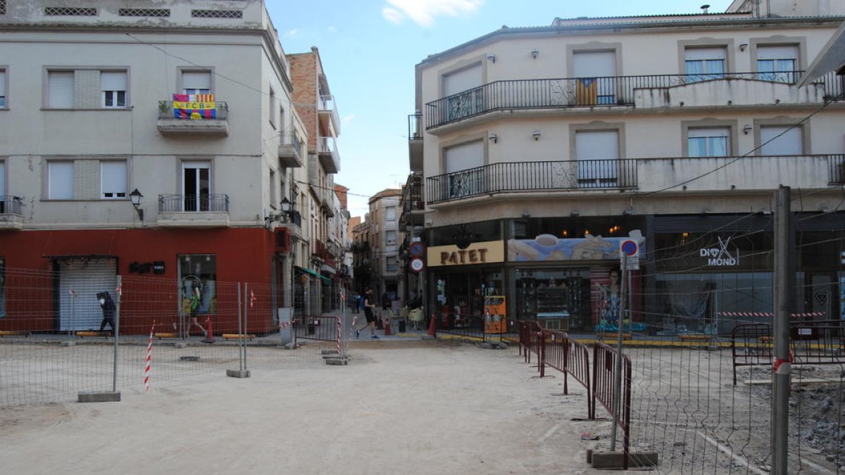 Les obres de reforma a la plaça Pla d’Urgell de Mollerussa.