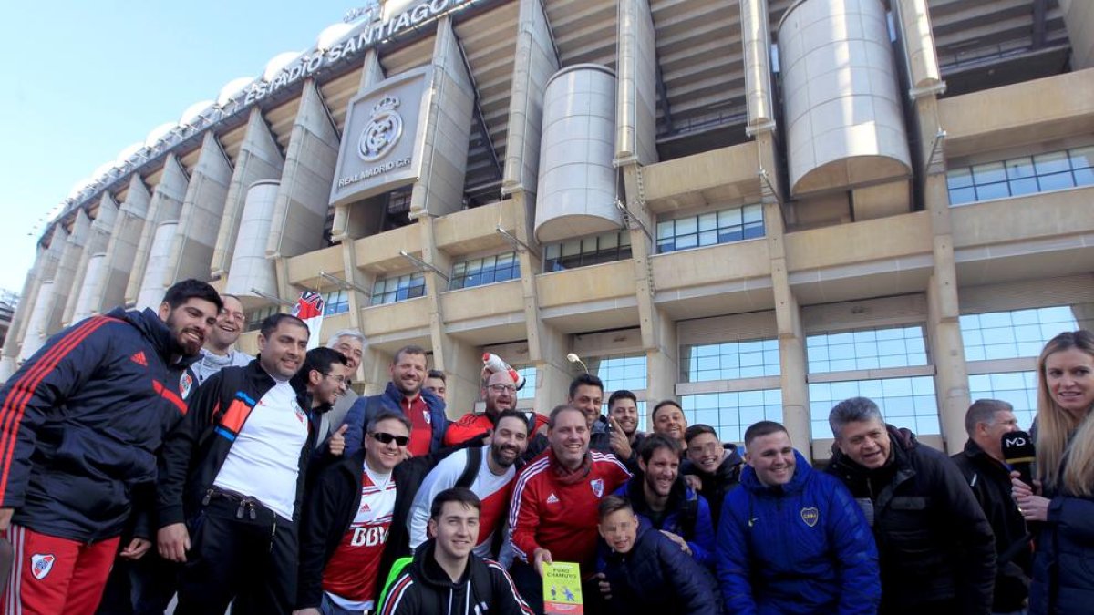 Aficionados de River y Boca posaron ayer junto al estadio Santiago Bernabéu.