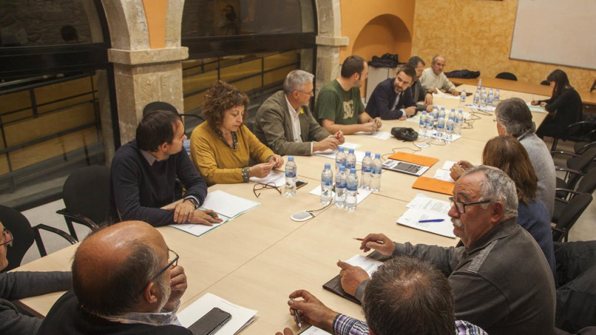 Un momento de la reunión celebrada ayer entre Agricultura y alcaldes del Urgell.