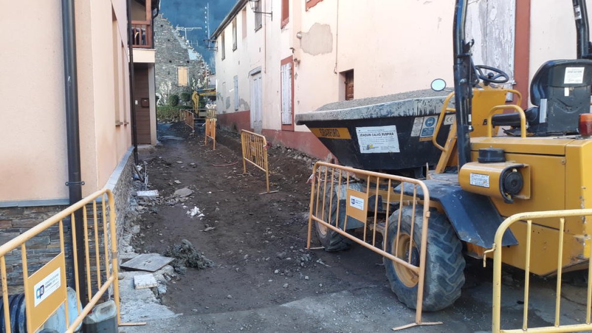 Obras en siete calles  -  El ayuntamiento de Les ha empezado las obras de reforma de siete calles del municipio (Lòsa, Peymunich, Travessera Carrèra, Palha, Prat Vediau, Pijauert y Carrèra). Los trabajos, que ahora se llevan a cabo en 3 de estas ...