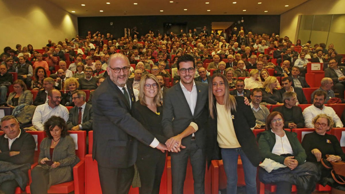 Postius estuvo arropado ayer en la Llotja por Eduard Pujol, Elsa Artadi y Míriam Nogueras.