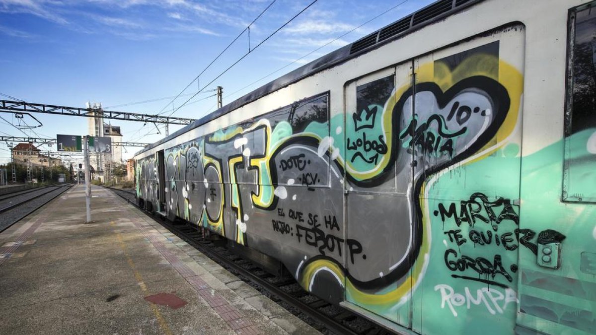 Les pintades al tren de Cervera a Lleida impedien al maquinista veure-hi a través del parabrisa.