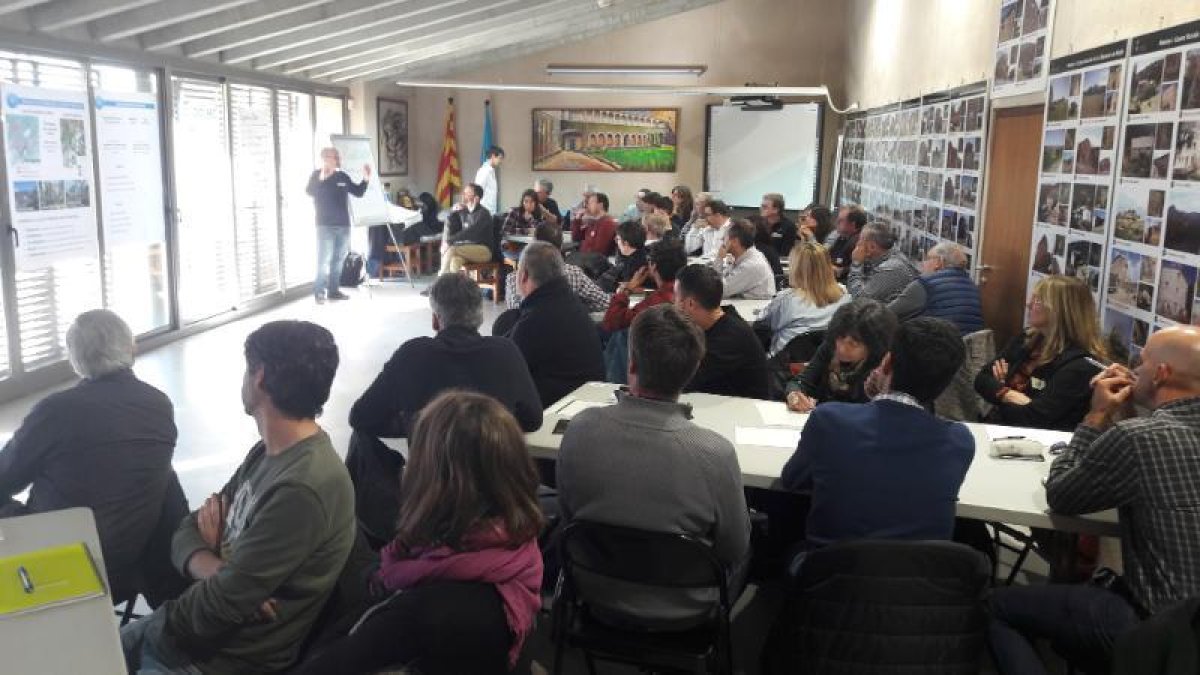 El taller que se llevó a cabo ayer en La Baronia de Rialb con personas de distintos sectores. 