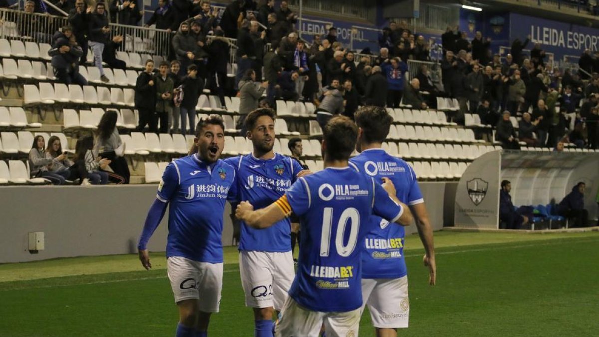 Jugadores del Lleida celebran el gol de la victoria, conseguido el domingo ante el Alcoyano.