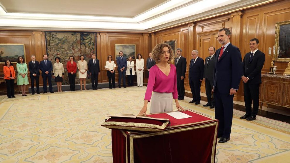 La ministra de Administraciones Territoriales, Meritxell Batet, promete su cargo ante el rey en el Palacio de la Zarzuela.