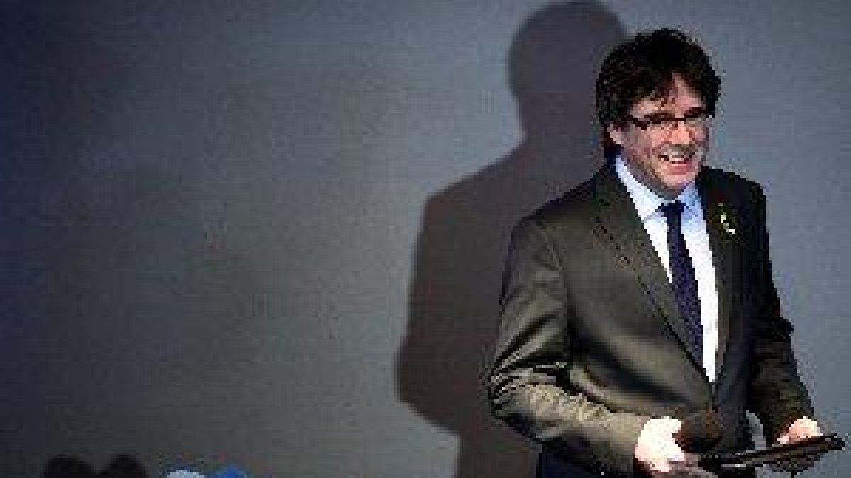 Puigdemont pide una mediación internacional y descarta renunciar a su escaño
