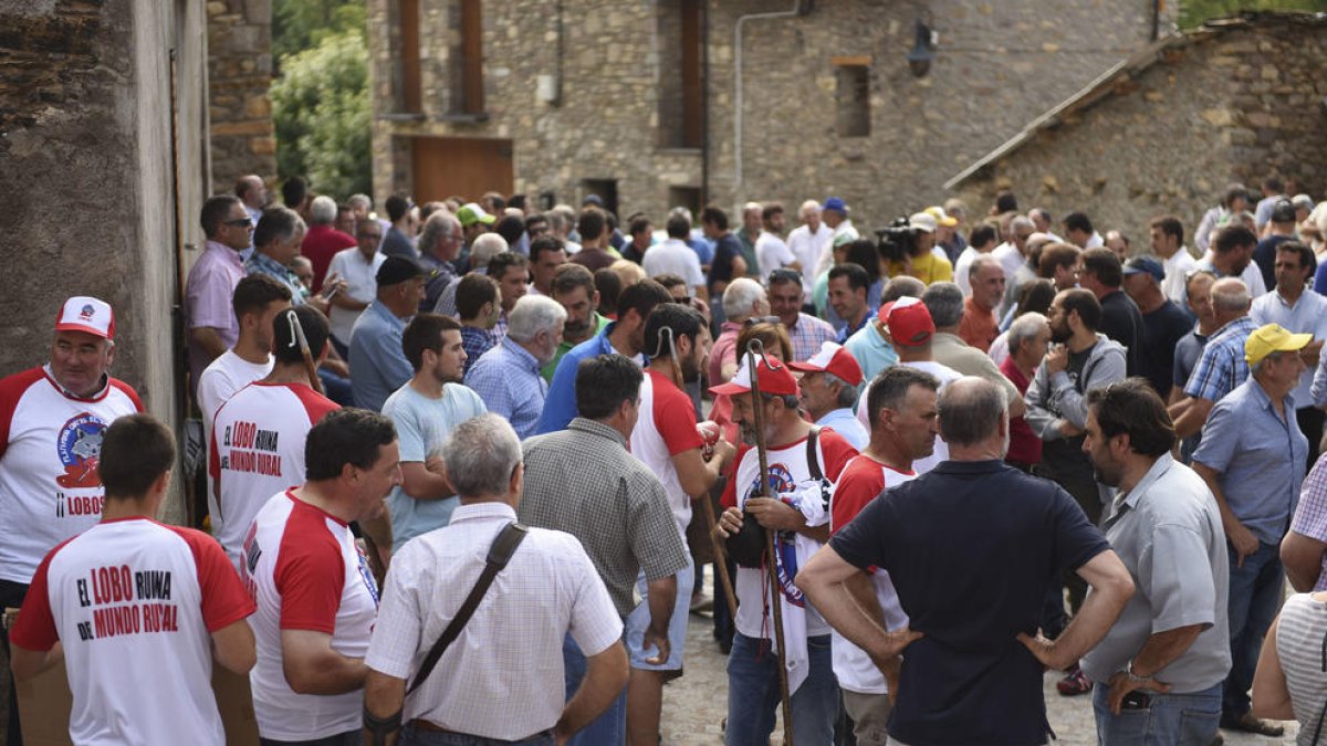 Participants en la concentració celebrada ahir a Castanesa (Ribagorça oscenca).