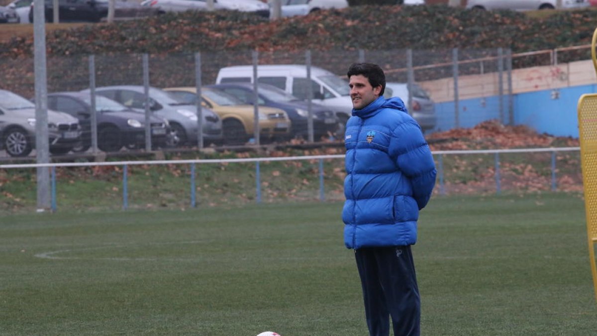 El técnico del Lleida, Gerard Albadalejo, ayer durante el entrenamiento en el Annex.