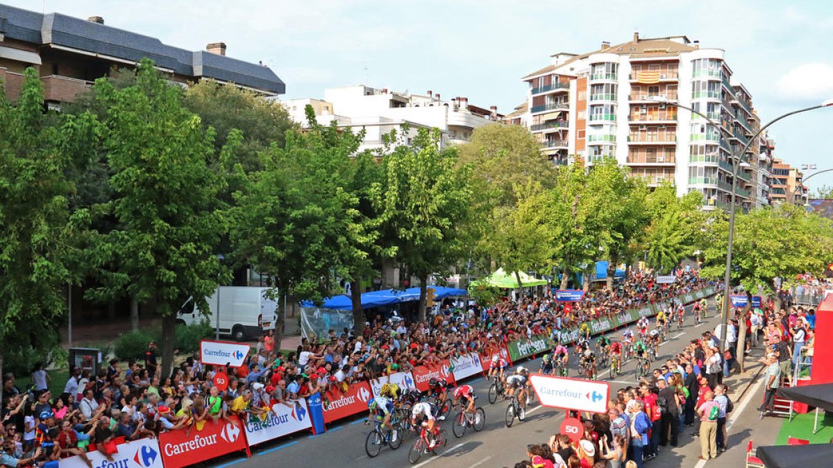 Una vista de l’arribada de la Vuelta el 2015 amb l’esprint a Prat de la Riba, on va guanyar Van Poppel.