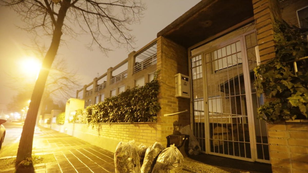 Las bolsas deben dejarse entre las 20.00 y las 22.00 horas enfrente de la puerta de casa.