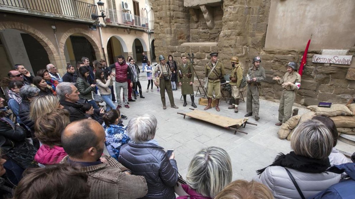 Un momento de la recreación que tuvo lugar ayer en la plaza de l’Església justo antes de iniciar el recorrido por los refugios. 