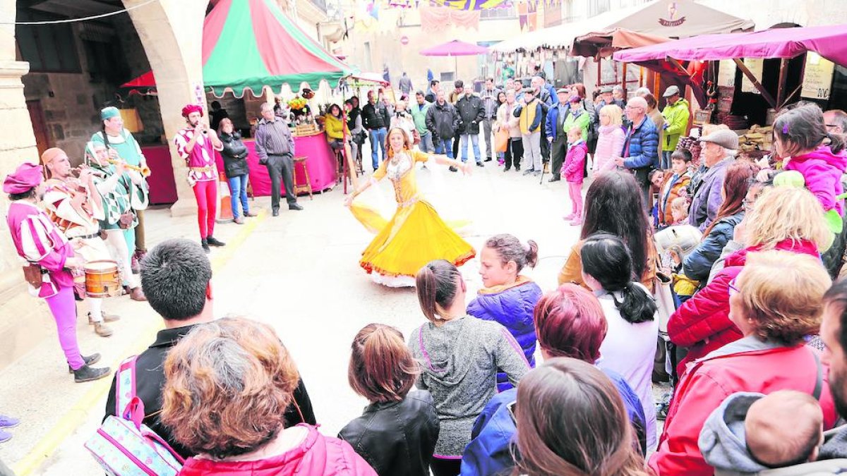 Músics, joglars i ballarines van omplir ahir d’espectacles el centre històric d’Arbeca.