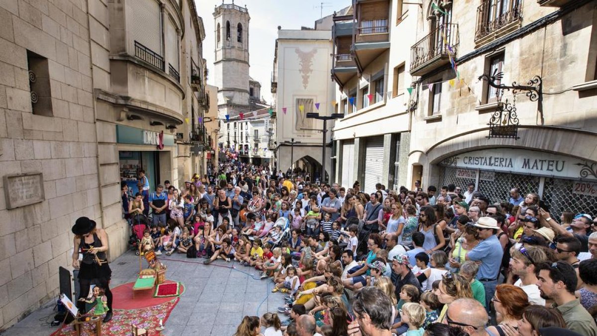 El centro de Tàrrega se llena a rebosar el fin de semana de FiraTàrrega para disfrutar de teatro para todos los públicos. En la imagen, la calle del Carme ayer al mediodía.