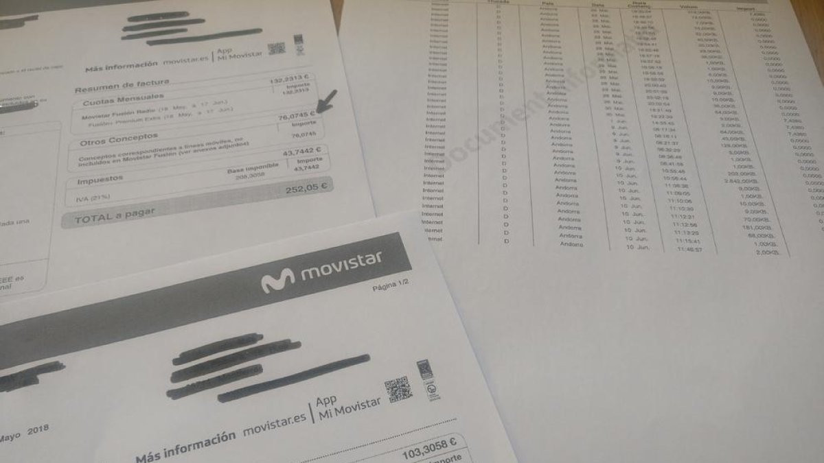 Algunes de les factures de clients de l’Alt Urgell que han reclamat a la companyia Movistar.