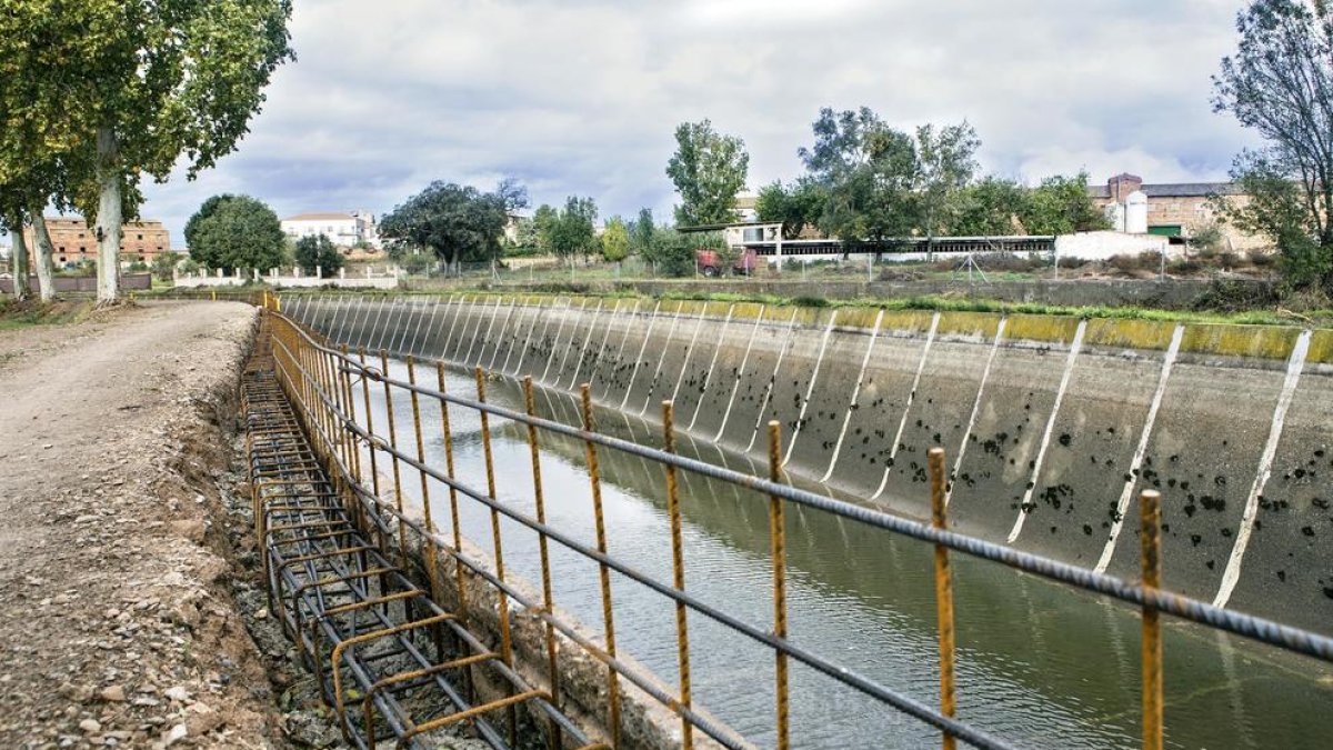 Más de 3,6 millones en obras para la próxima campaña  -  Es la inversión prevista en el plan de obras de hasta marzo del próximo año para recrecer el Canal Principal, estabilizar taludes, revestir acequias y acabar el túnel de Montclar, una  ...