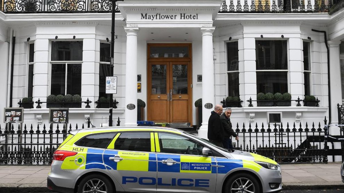 Un vehículo policial permanece estacionado a la entrada del hotel Mayflower de Londres.