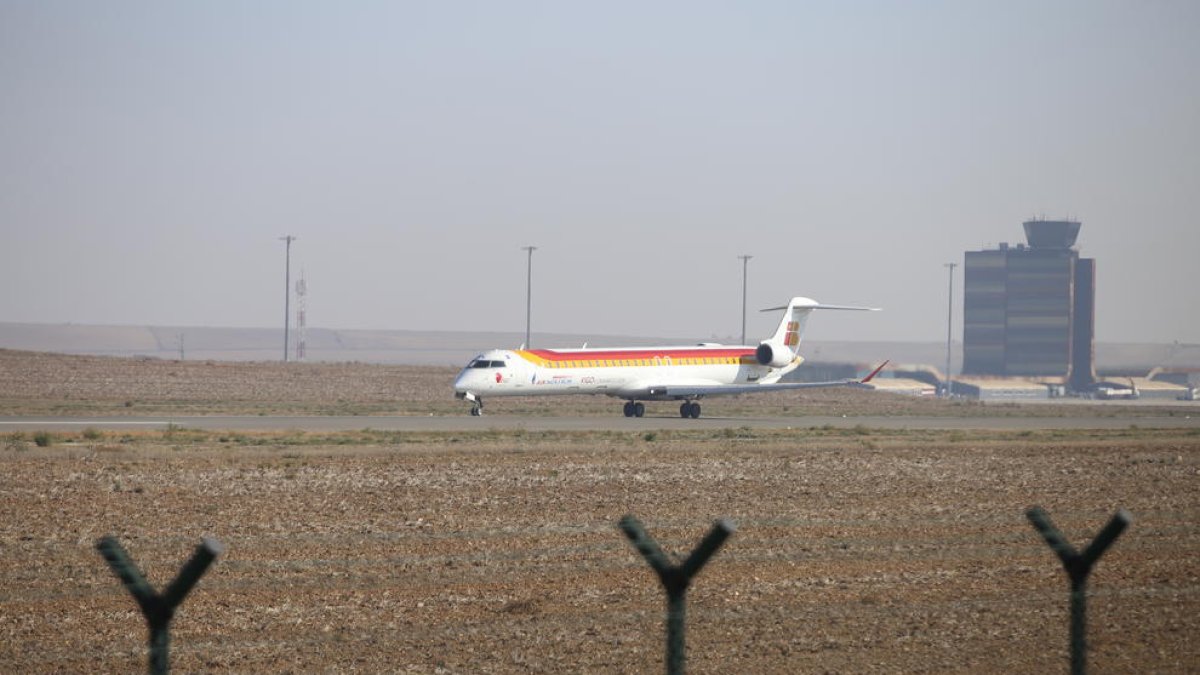 Maniobras de despegue y aterrizaje de un avión de Air Nostrum ayer en la pista de Alguaire.