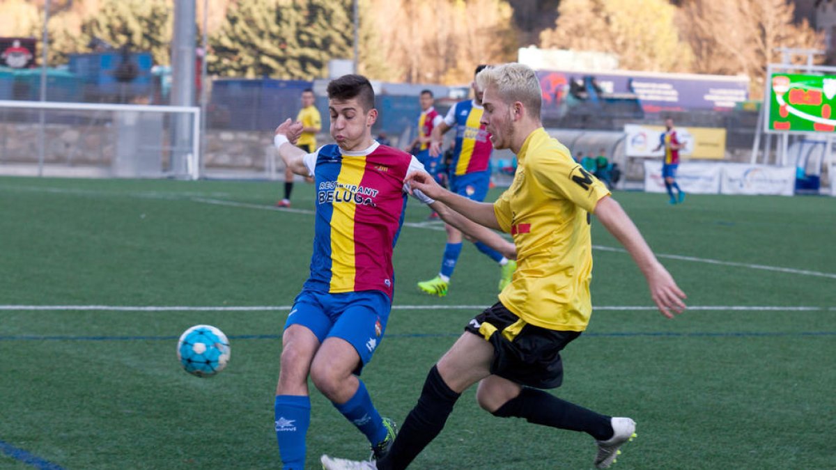 Una acción del partido de ayer entre el Andorra y el Mollerussa.