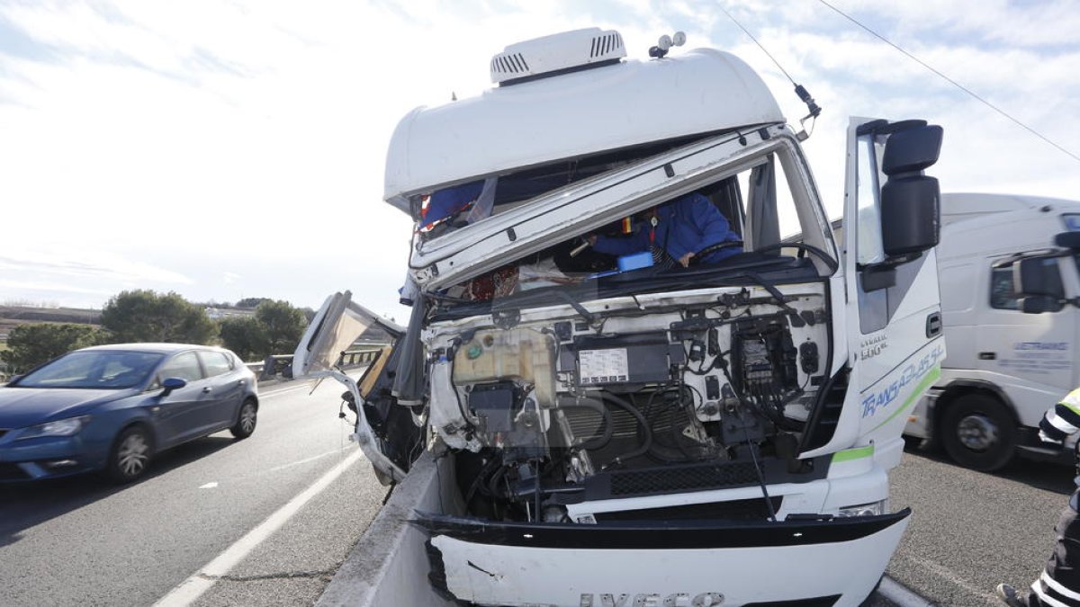 El camión implicado en el accidente de este lunes por la mañana en la autovía A-2 en Alcoletge.