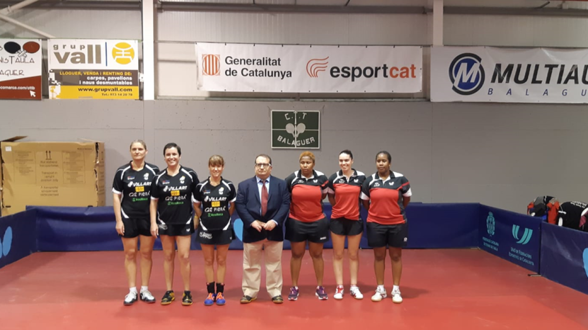 Els equips del Villart Logistic i del Rivas ahir abans dels partits.