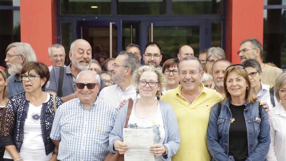 Unas ochenta  personas han acompañado a Burrell en la comisaría de los Mossos d'Esquadra de Lleida en el momento de poner la denuncia.