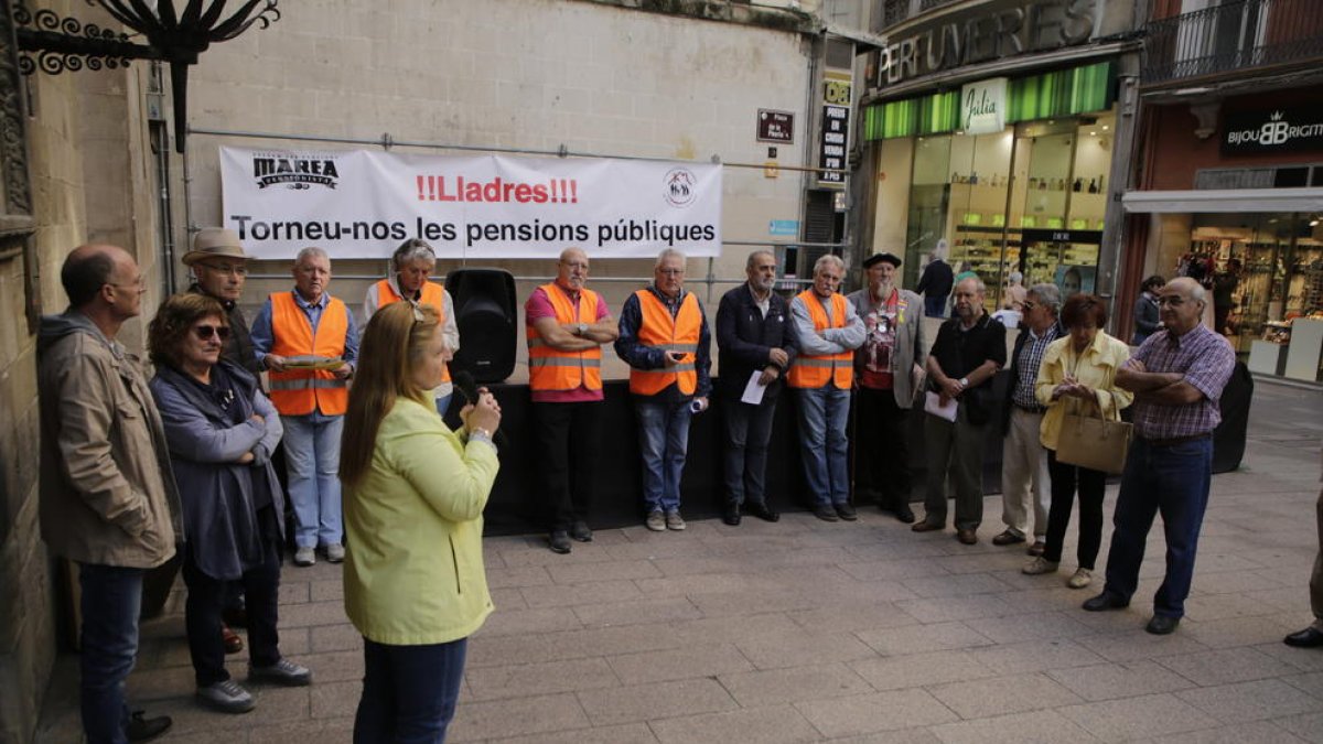 Assemblea de la Marea Pensionista de Lleida davant la Paeria.