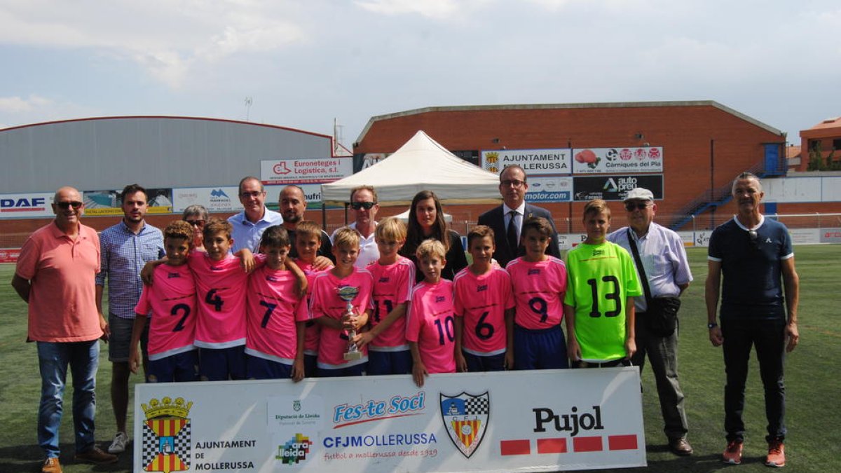 L’equip guanyador del torneig, el Gimnàstic de Manresa, posa amb el trofeu.