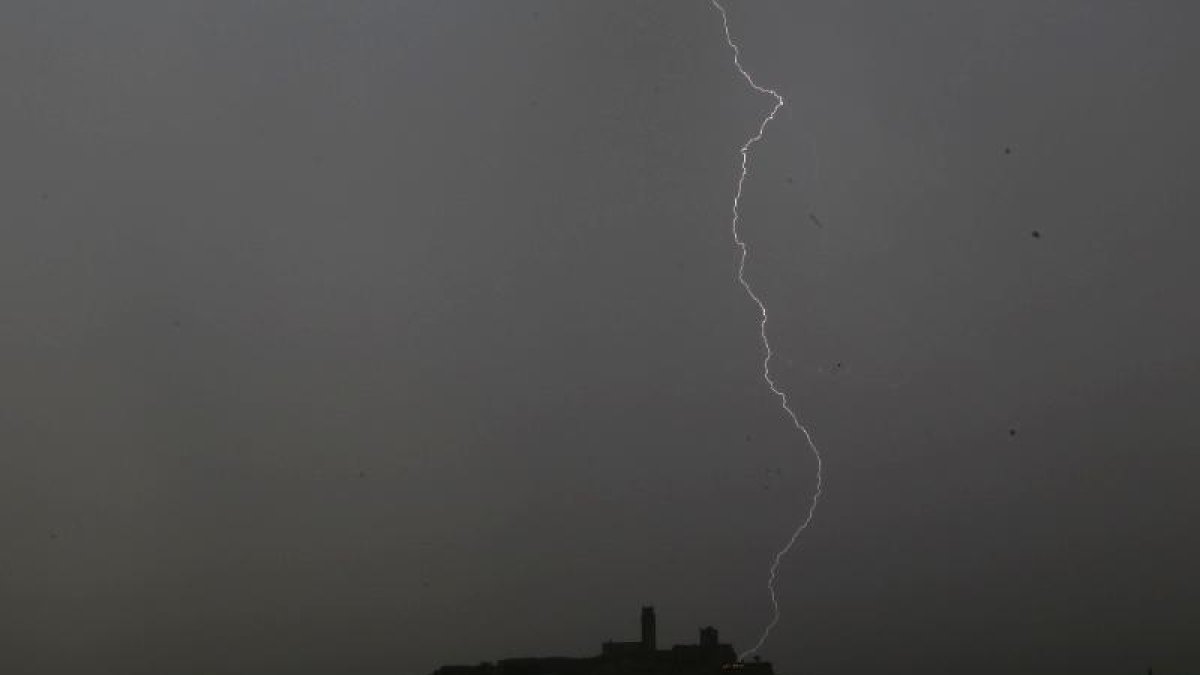 Imagen de la tormenta que se produjo ayer por la tarde en Lleida. 