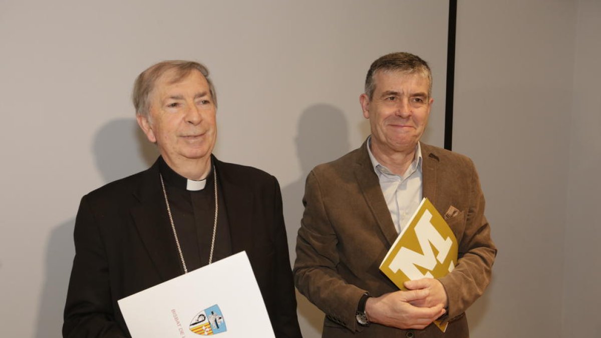 El bisbe de Lleida, Salvador Giménez, i el director del Museu, Josep Giralt, ahir en bona sintonia.