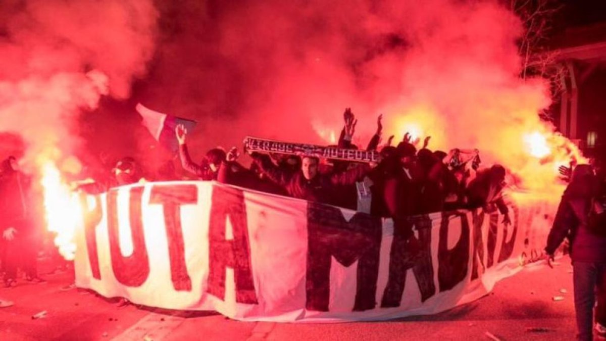 Los ultras del PSG ayer en París.