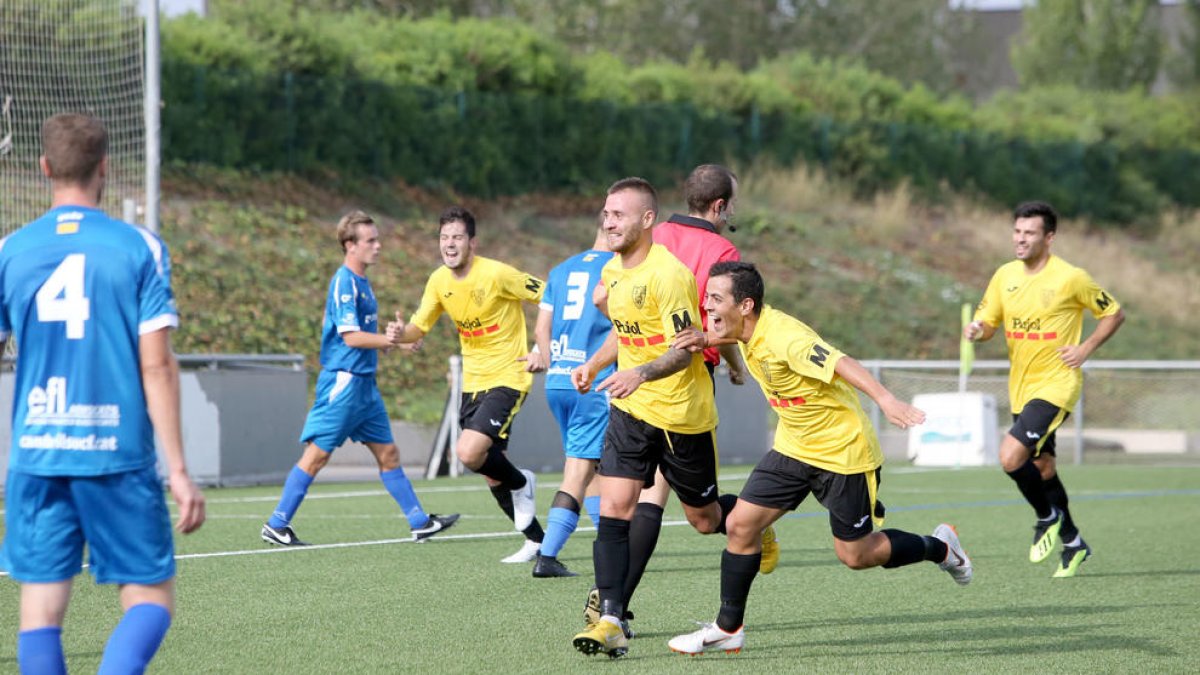 Els jugadors del Mollerussa celebren un dels dos gols aconseguits ahir a Cambrils.
