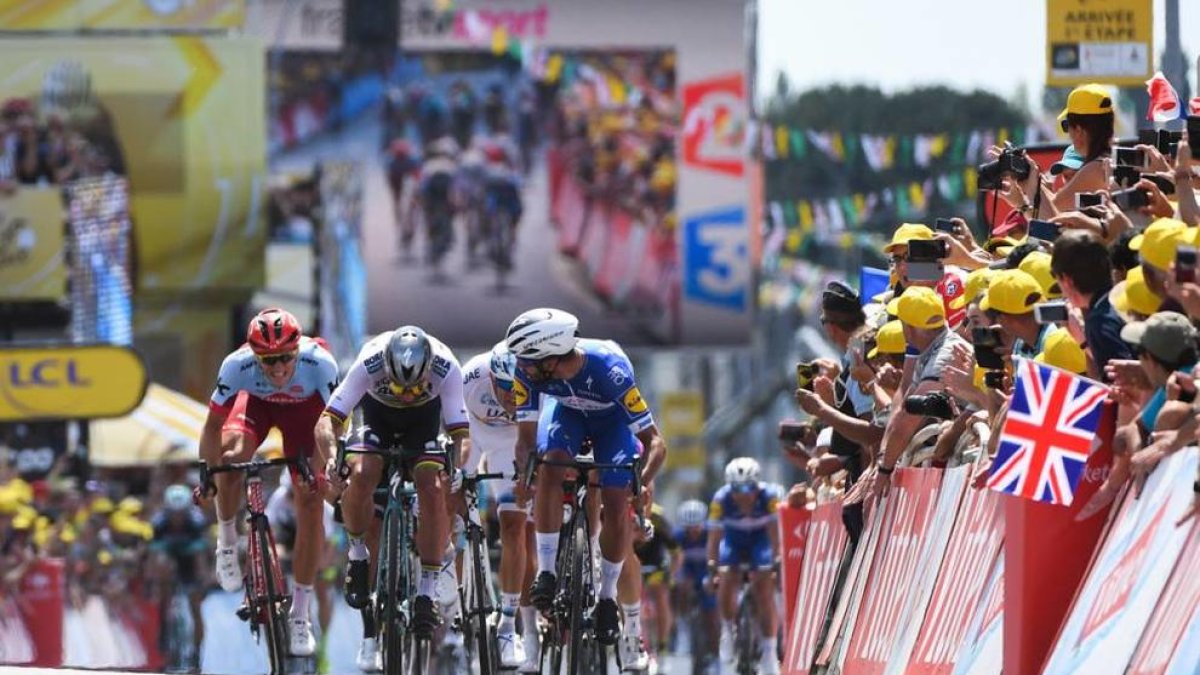 Fernando Gaviria mira cap enrere a l’esprint de la primera etapa del Tour de França.