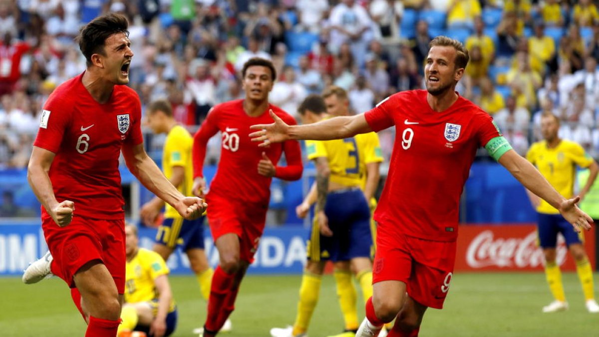 Harry Maguire celebra amb Harry Kane el primer gol de la selecció anglesa davant Suècia.