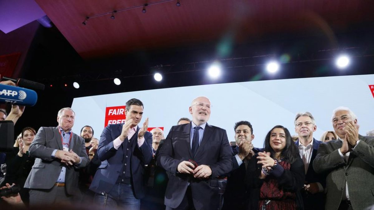 Pedro Sánchez, junto a Frans Timmermans, quien dijo que la única raza es la raza humana.