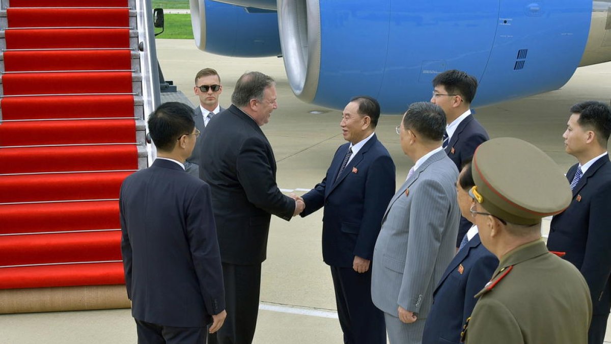 Pompeo (esquerra) dóna la mà al cap del departament de Treball, Kim Yong-chol.